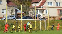 Fotbalisté Tečovic (žluté dresy) doma překvapivě přehráli Mladcovou.