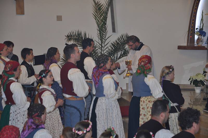 Slavnostní mše svatá. Po ní následovalo svěcení pramenů luhačovickým farářem Hubertem Wojcikem.  foto: Renáta Večerková