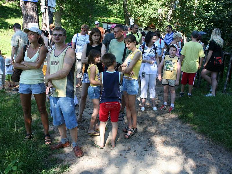 Postrašit své děti opravdovými čarodějnicemi, hejkalem, smrťákem či bílou paní přišli rodiče v sobotu odpoledne na hrad Lukov