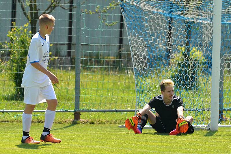 Dorostenci Tlumačova (bílé dresy) v 19. kole krajské soutěže skupiny B doma remizovali s Prakšicemi 3:3.