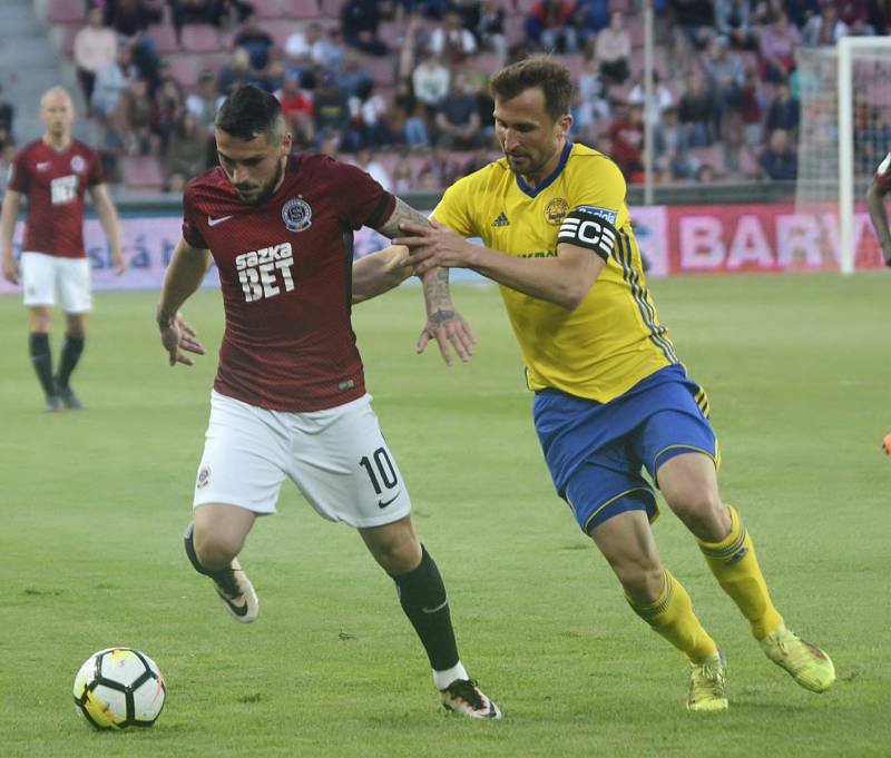 Fotbalisté Zlína (ve žlutých dresech) prohráli v páteční předehrávce 27. kola HET ligy s pražskou Spartou 1:2.