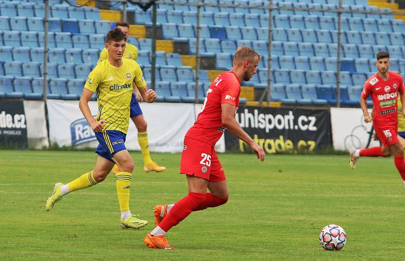 Fotbalisté Zlína (žluté dresy) v posledním přípravném zápase jen remizovali s brněnskou Zbrojovkou 1:1.