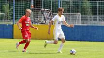 Fotbalisté Zlína B (bílé dresy) v sobotním přípravném zápase na Vršavě remizovali s juniorkou Zbrojovky Brno 2:2.