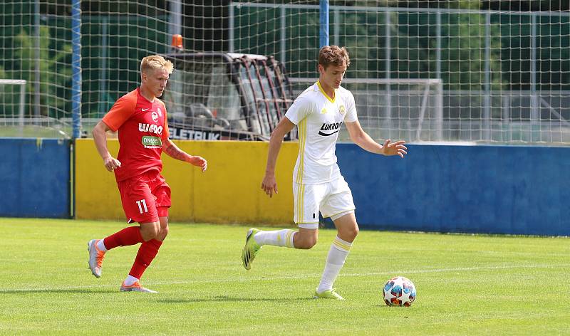 Fotbalisté Zlína B (bílé dresy) v sobotním přípravném zápase na Vršavě remizovali s juniorkou Zbrojovky Brno 2:2.