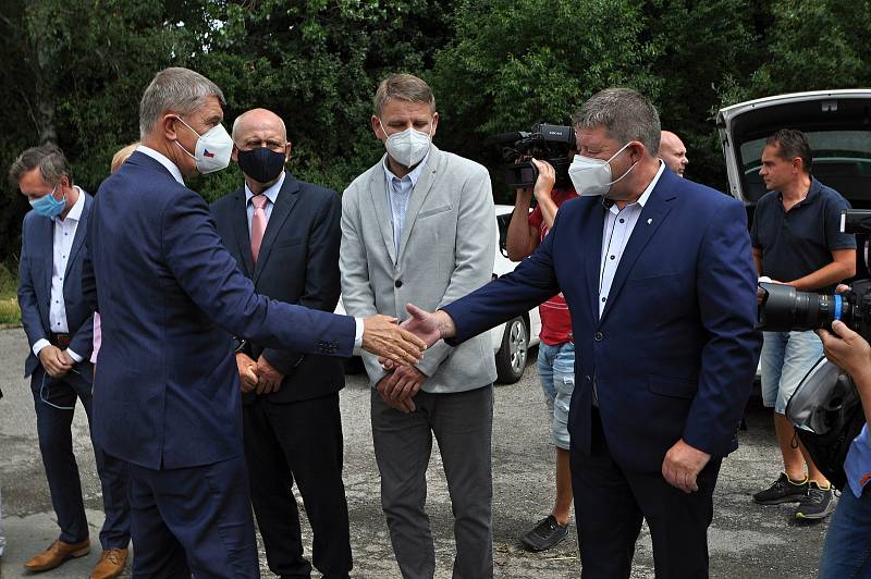 Premiér ČR Andrej Babiš se ve středu 14. července 2021 v areálu muničních skladů ve Vrběticích ve Zlínském kraji zdraví se starosty a zástupci okolních obcí.