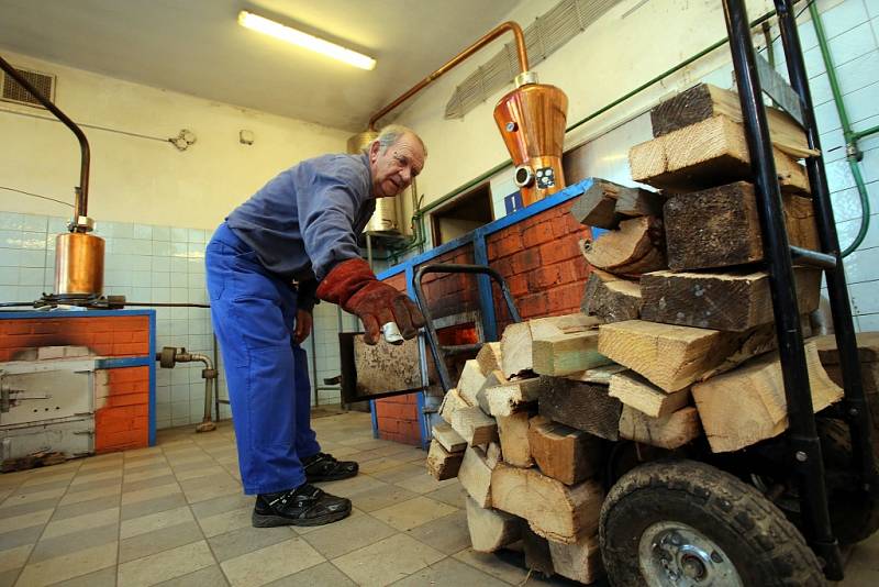 Pálení slivovice v pěstitelské pálenici ve Hvozdné.