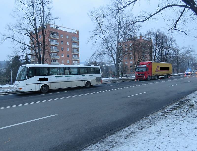 K nehodě došlo v pátek ráno na Tř. T. Bati ve Zlíně. Do linkového autobusu s cestujícími narazil kamion cizí státní značky.