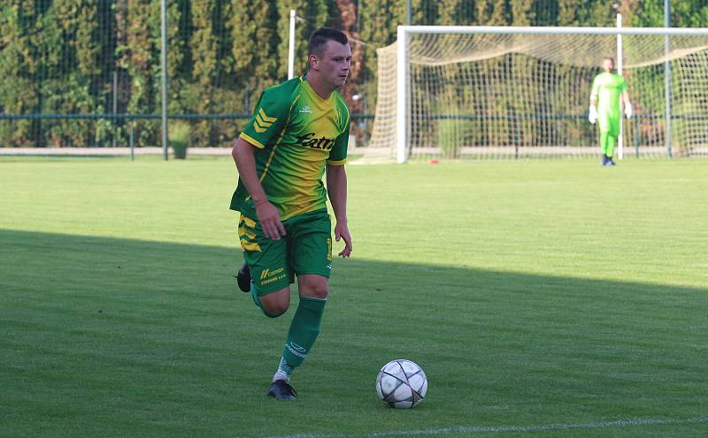 Fotbalisté Napajedel (v zeleném) v úvodním kole krajského přeboru doma porazili Kvasice 2:0.