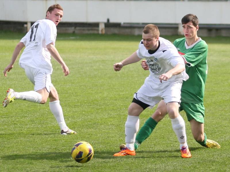 Fotbalisté Slušovic (v zeleném) duel proti zachraňujícím se Vidčím hrubě nezvládli a doma prohráli 0:3. 