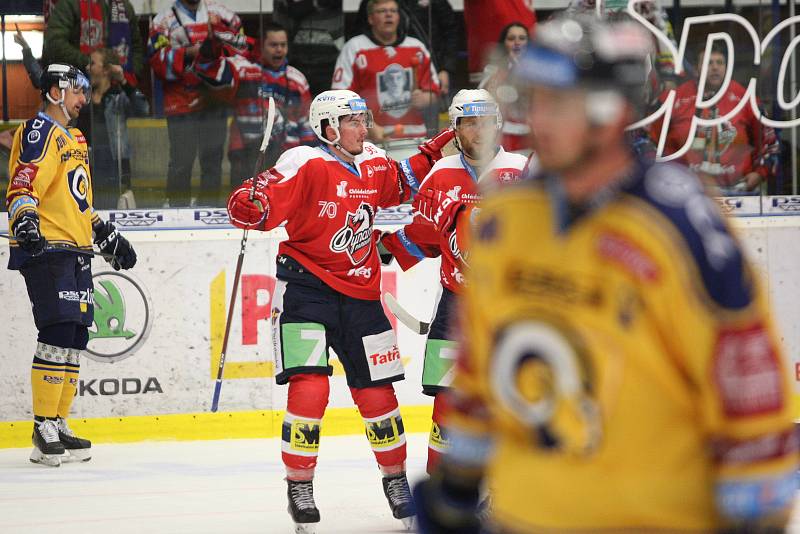 Extraligoví hokejisté Zlína (ve žlutém) v pátek v 7. kole doma hostili Pardubice. Foto: pro Deník/Jiří Hejtmánek