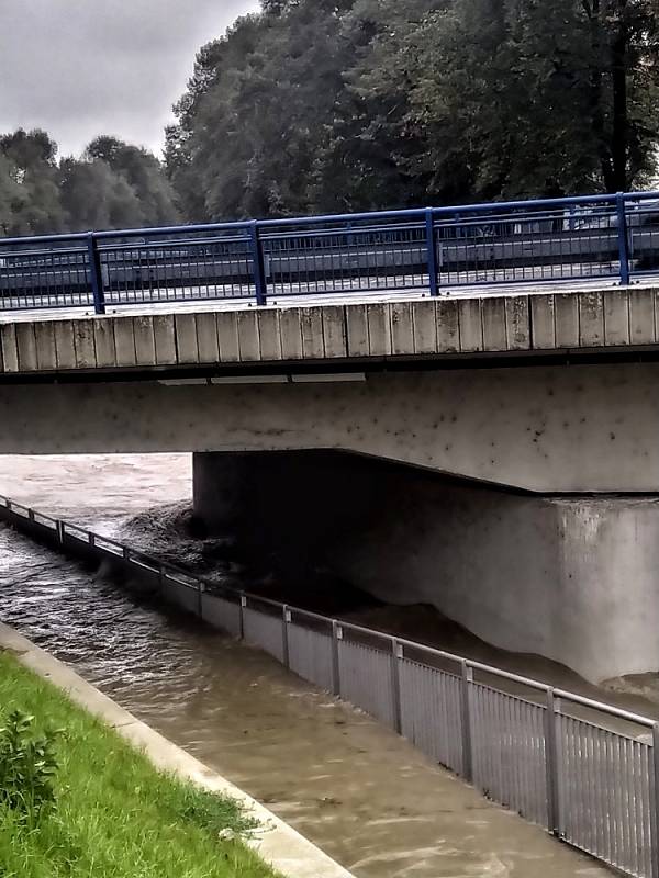 Rozvodněná Dřevnice s podjezdem na Cigánově