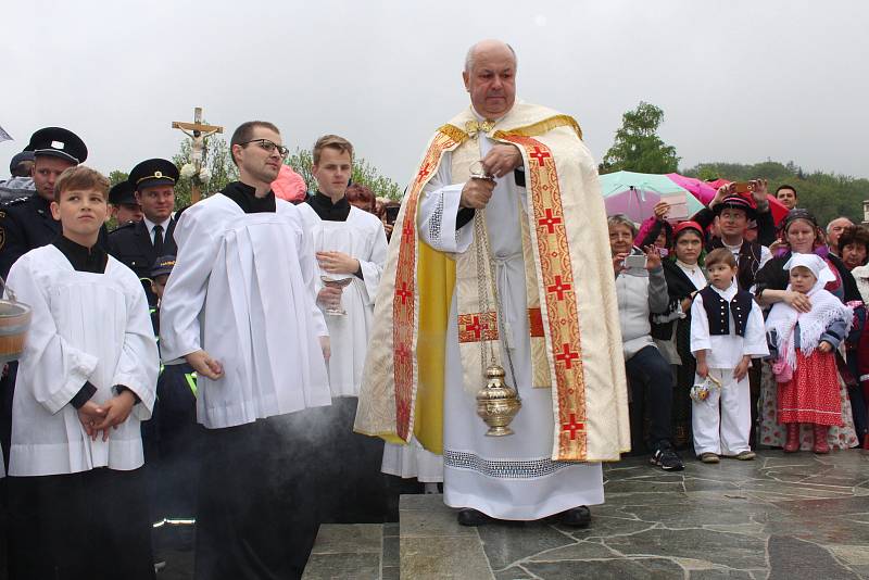 Žehnání pramenům. „Jde o děkovnou modlitbu, že v tomto kraji, našem městě i farnosti jsou léčivé prameny,“ vysvětlil farář Hubert Wojcik.