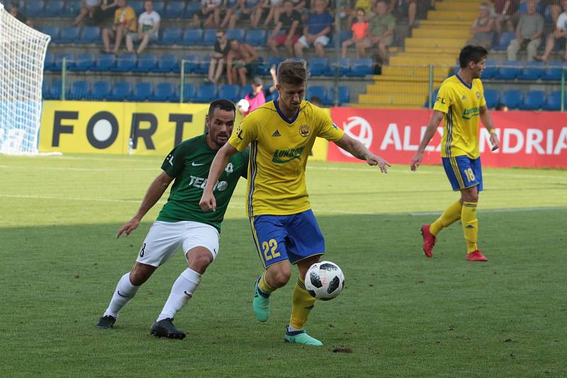 Fotbalisté Zlína (ve žlutých dresech) se ve 3. kole FORTUNA:LIGY utkali s Jabloncem. Sobotní duel se hrál ve velkém vedru.