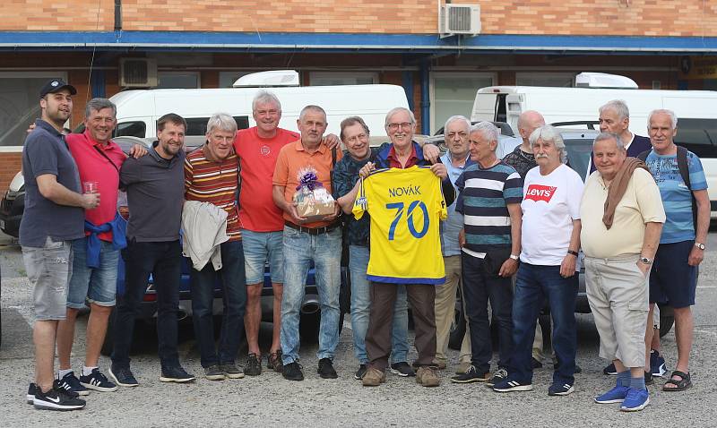 Fotbalisté Zlína (žluté dresy) zakončili letošní sezonu domácí remízou s Jabloncem 1:1.