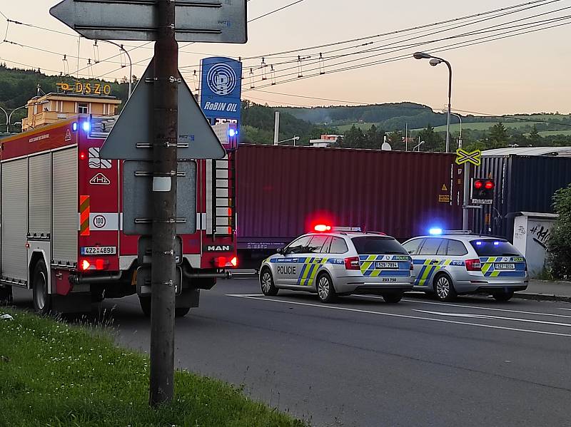 Na železničním přejezdu ve Zlíně na Podvesné vlak srazil chodce