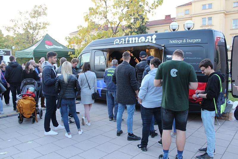 Čtvrtý ročník Malého burger festivalu přilákal na kroměřížské Hanácké náměstí milovníky dobrého jídla a pití.