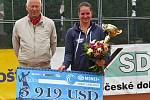 Rakušanka Melanie Klaffnerová (v bílém) ovládla 7. ročník mezinárodního tenisového turnaje žen kategorie ITF Smart Card Open Monet+ ve Zlíně, když v nedělním finále dvakrát přerušené deštěm bez větších problémů přehrála Slovenku Kristínu Kučovou 