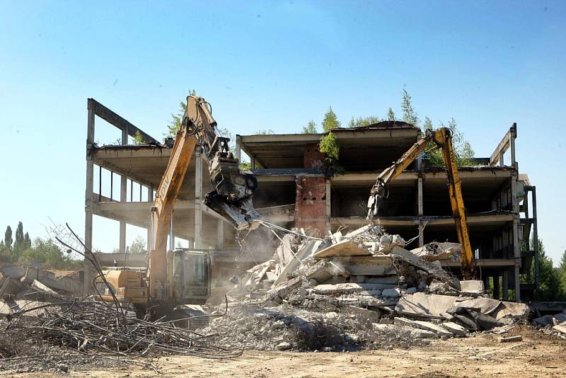 Demolice nedostavěného obchodního domu ve Zlíně na Jižních svazích.