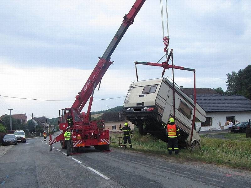 Následky nehody obytného vozidla v Bohuslavicích u Zlína