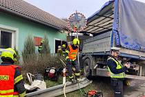 Do rodinného domu v Březnici na Zlínsku narazilo nákladní auto, 30. 3. 2022