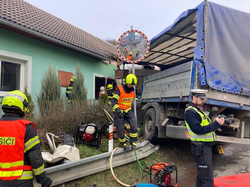 Do rodinného domu v Březnici na Zlínsku narazilo nákladní auto, 30. 3. 2022