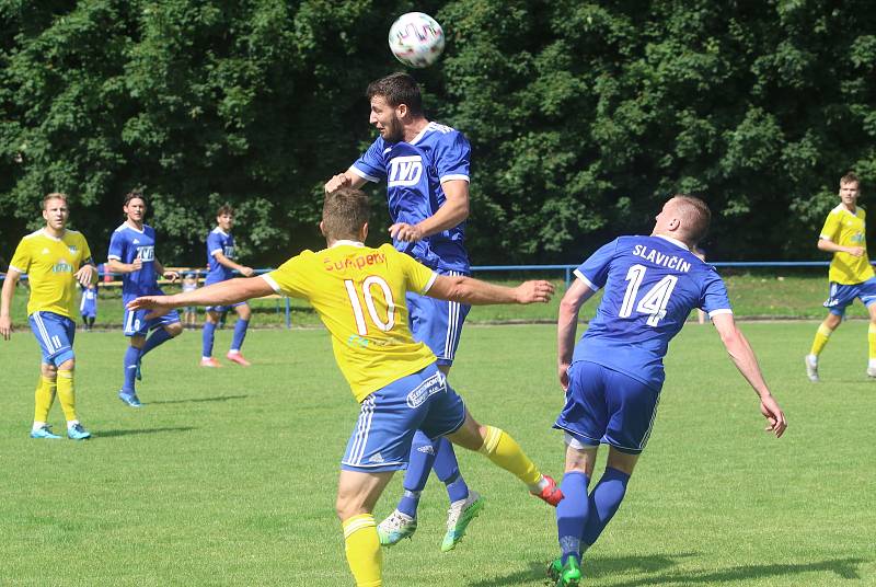 Divizní fotbalisté Slavičína (v modrém) začali nový ročník skupiny E parádně, v neděli dopoledne doma porazili rozdílem třídy Šumperk 4:1.