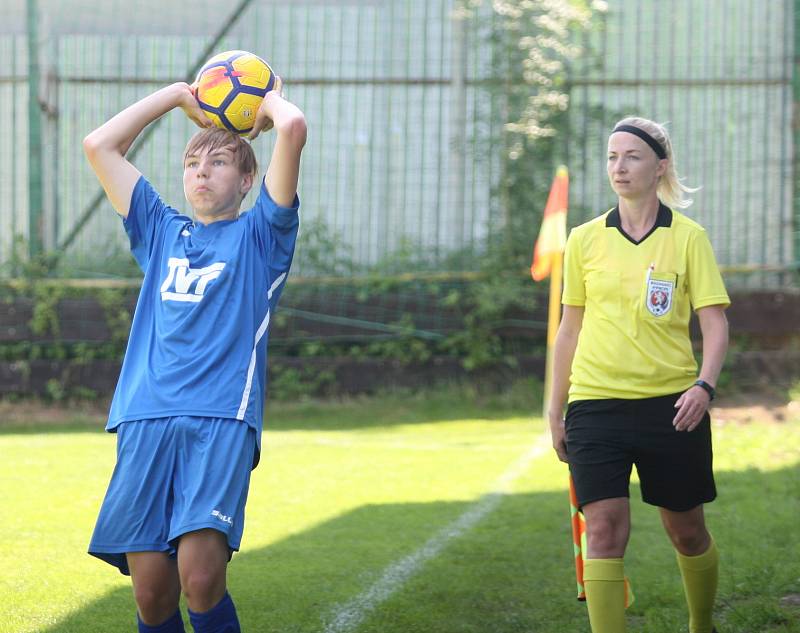 Fotbalisté Příluk (v červeném) doma ve 25. kole I. B třídy skupiny A nakonec porazili 2:1 rezervu Slavičína.