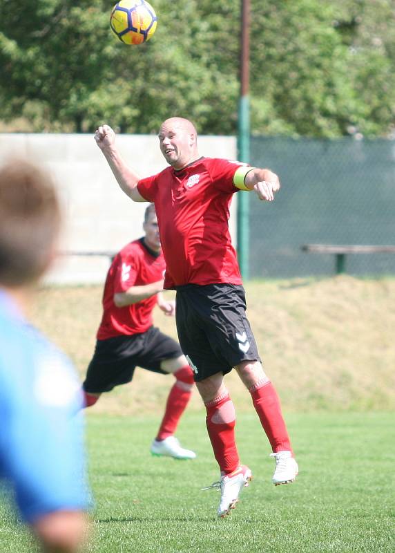 Fotbalisté Příluk (v červeném) doma ve 25. kole I. B třídy skupiny A nakonec porazili 2:1 rezervu Slavičína.