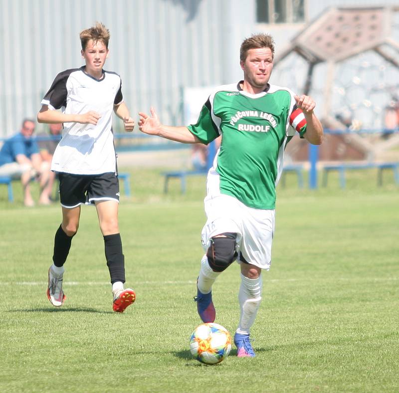 Fotbalisté Vizovic (v bílém) zaskočili v nedělním 24. kole domácí rezervu Fryštáku, kterou porazili 3:1.