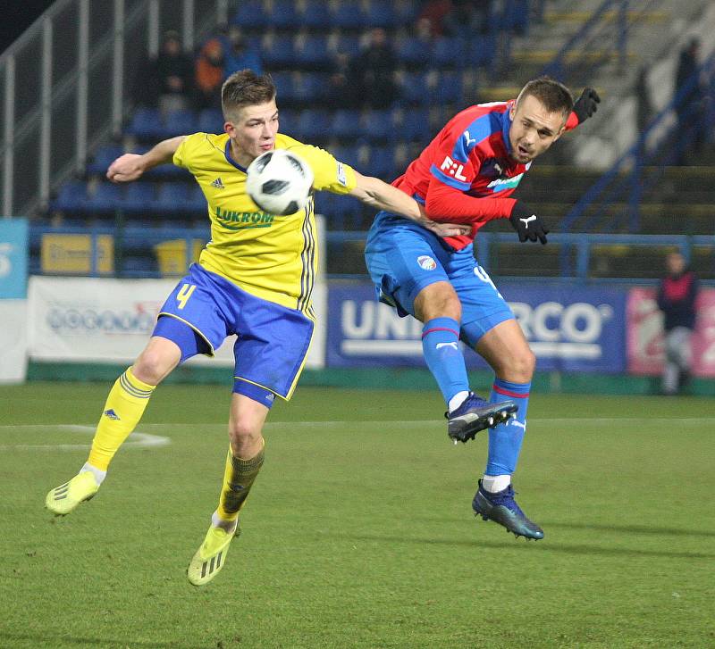 V pátečním duelu 18. kole FORTUNA:LIGY fotbalisté Fastavu Zlín (ve žlutém) hostili úřadujícího mistra Viktorii Plzeň. Na snímku Libor Holík.