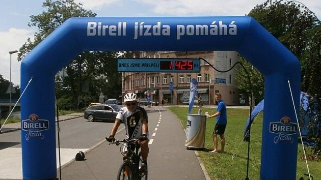 Cyklisté ve Zlíně projeli Birell bránou a pomohli tak handicapovaným sportovcům.