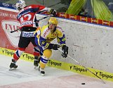 Extraligoví hokejisté Zlína (ve žlutém) nastoupili ve 5. kole nejvyšší soutěže proti Pardubicím. Zlínský Roman Vlach se vysmýkl pardubickému Janu Koukalovi.