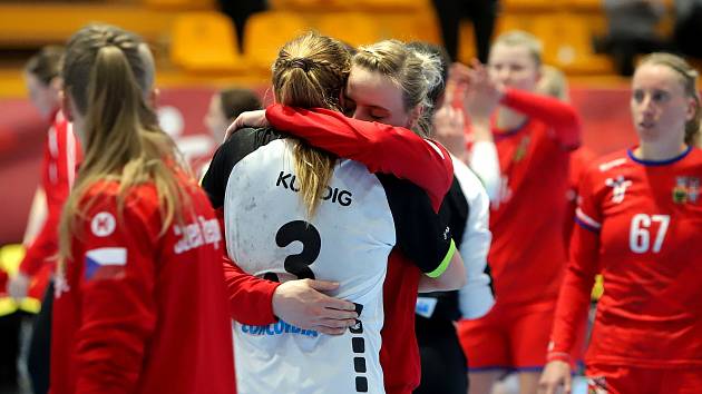 České házenkářky (v červeném) v úvodním duelu kvalifikace o postup na MS v sobotu v Zubří remizovaly se Švýcarskem 27:27. Odveta se hraje v úterý od 20.15 hodin v Gümligenu.