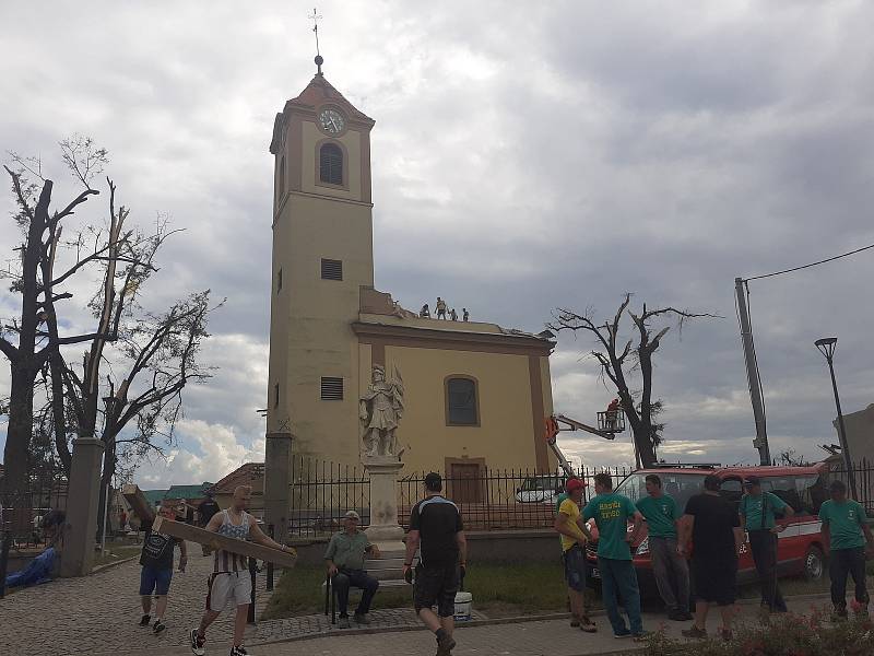 Moravská Nová Ves, sobota 26. června 2021. Přijely desítky dobrovolníků pomáhat s odstraňováním s následky čtvrtečního tornáda, které se prohnalo obcí.