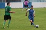 Slušovičtí fotbalisté (modré dresy) doma porazili Velké Karlovice 1:0.