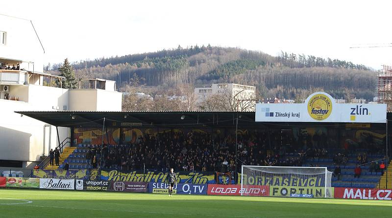 Fotbalisté Zlína (žluté dresy) přivítali na Letné konkurenční Slovácko.