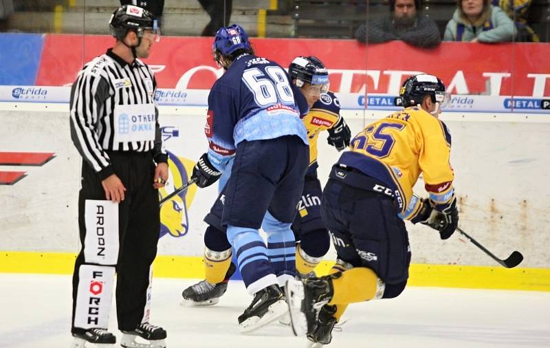 Zlínští hokejisté (ve žlutých dresech) hostili v. 5 kole extraligy kladenské Rytíře.