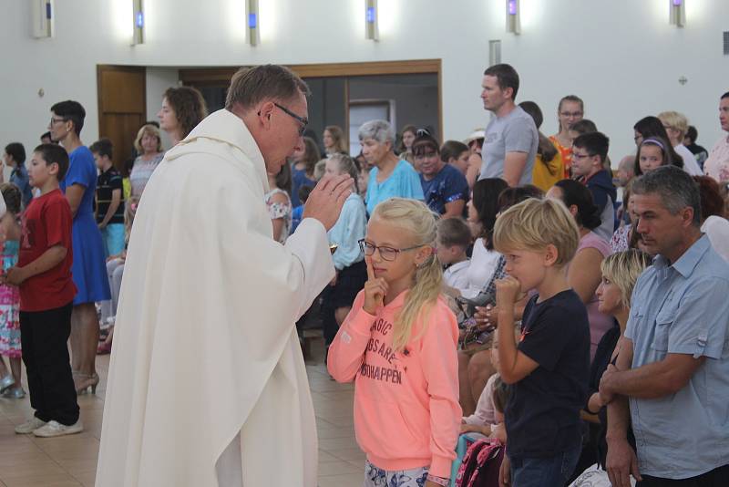 První školní den v  16. ZŠ Okružní, a Církevní základní škole a mateřská škole ve Zlíně.