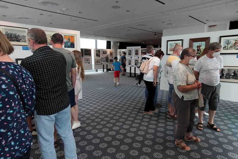 Unikátní výstava Zdeněk Burian - za dinosaury a dobrodružstvím ve zlínské Galerii Desítka na střeše Obchodního domu. Foto z 18. července 2021.