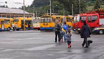 Tisícovky návštěvníků si v sobotu ve Zlíně užily Dne otevřených dveří Dopravní společnosti Zlín-Otrokovice (DSZO). Letos již po třinácté. Novinkou bylo deštivé počasí, to ale nikomu nevadilo.