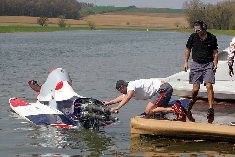 Závodní vodní kluzáci na řece Moravě  nad jezem Bělov v Otrokovicích.