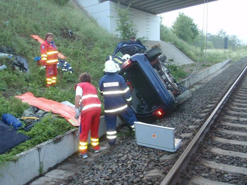 Dopravní nehoda osobního vozidla, které dopadlo na koleje.