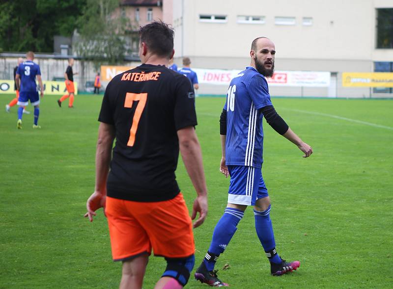 Fotbalisté Kateřinic (černé dresy) ve finále Zlínského Poháru KFS porazili Morkovice 1:0.