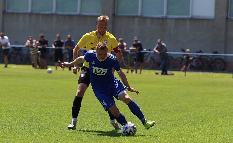 Divizní fotbalisté Slavičína (v modrém) po posledních výhrách ve 25. kole doma podlehli po divácky atraktivní přestřelce Kozlovicím 3:4.