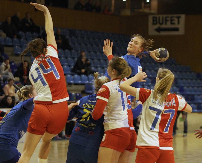 Házenkářky Zlína (v modrém) v nedělním 14. kole mezinárodní MOL ligy doma po boji podlehly Slavii Praha 21:22.