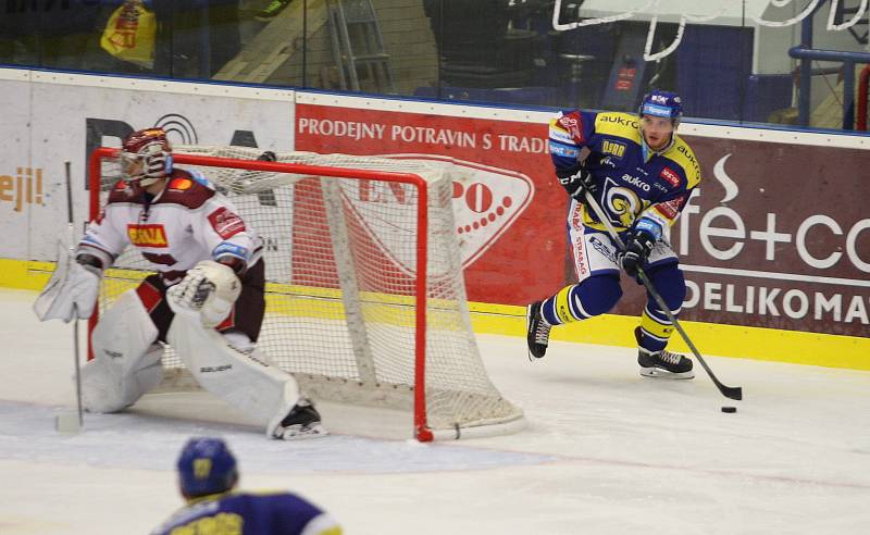 Hokejisté Zlína (v modrém) v rámci 10. kola extraligy v neděli 8. 10. měřili síly s pražskou Spartou.