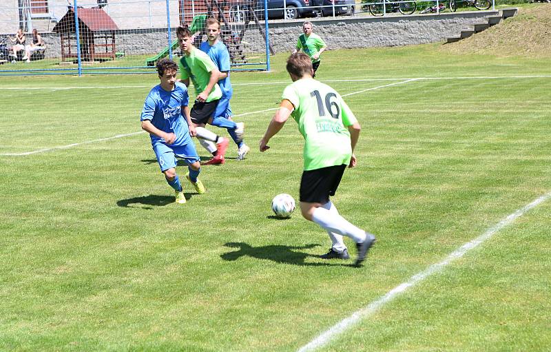 Fotbalisté Jasenné (modré dresy) smetli mužstvo Slopné 5:0.