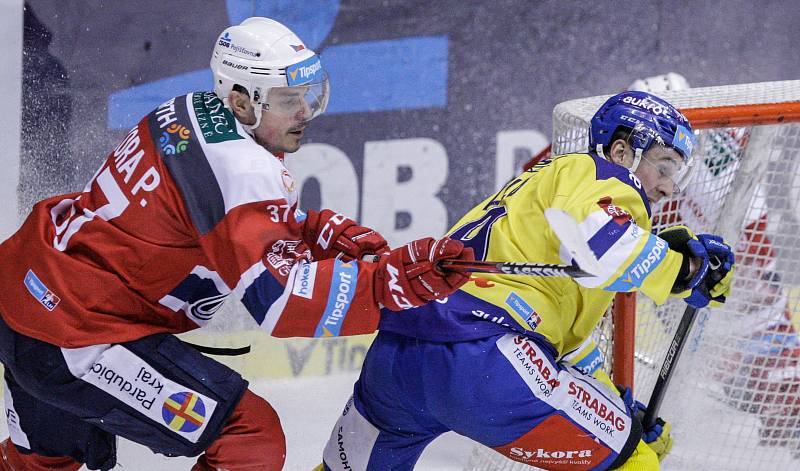 Hokejové utkání Tipsport extraligy v ledním hokeji mezi HC Dynamo Pardubice (červenobílém) a HC Aukro Berani Zlín ( ve žlutomodrém) v pardudubické Tipsport areně.