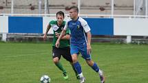 Slušovičtí fotbalisté (modré dresy) doma porazili Velké Karlovice 1:0.