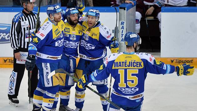 Čtvrtfinále play off hokejové extraligy - 2. zápas: HC Sparta Praha - PSG Zlín, 17. března v Praze. Brankář Sparty Tomáš Pöpperle inkasuje čtvrtý gól.